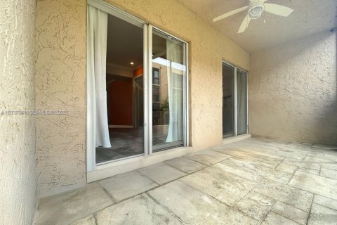 Condo in Miami, Florida, 1 bedroom  № 2086131 - photo 17