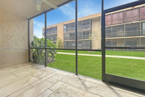 Condo in Miami, Florida, 1 bedroom  № 2086131 - photo 18