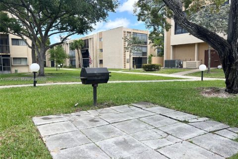 Condo in Miami, Florida, 1 bedroom  № 2086131 - photo 26