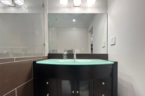 Condo in Miami, Florida, 1 bedroom  № 2086131 - photo 16