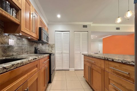 Condo in Miami, Florida, 1 bedroom  № 2086131 - photo 9