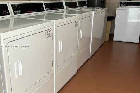 Condominio en alquiler en Pinecrest, Florida, 2 dormitorios, 73.58 m2 № 1998921 - foto 2