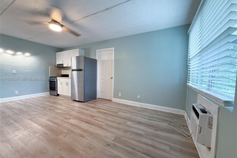 Condo in Dania Beach, Florida, 1 bedroom № 1982208 - photo 5