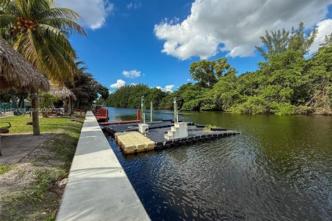Condo in Dania Beach, Florida, 1 bedroom № 1982208 - photo 10