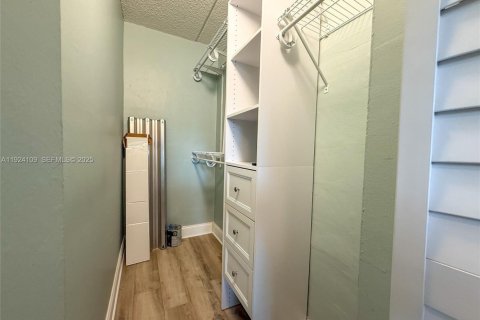 Condo in Dania Beach, Florida, 1 bedroom № 1982208 - photo 9