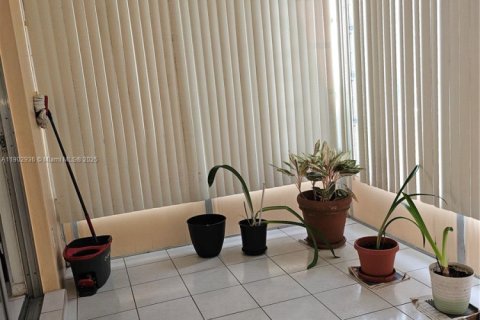 Condo in Lauderdale Lakes, Florida, 2 bedrooms  № 1954153 - photo 8