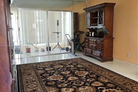 Condo in Lauderdale Lakes, Florida, 2 bedrooms  № 1954153 - photo 6