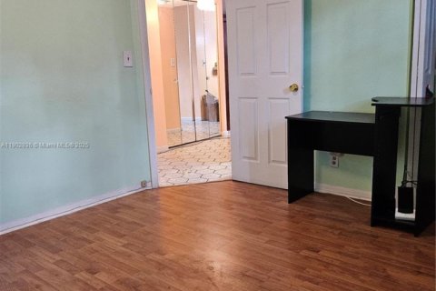 Condo in Lauderdale Lakes, Florida, 2 bedrooms  № 1954153 - photo 12