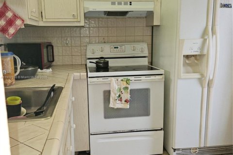 Condo in Lauderdale Lakes, Florida, 2 bedrooms  № 1954153 - photo 2