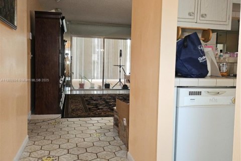 Condo in Lauderdale Lakes, Florida, 2 bedrooms  № 1954153 - photo 3