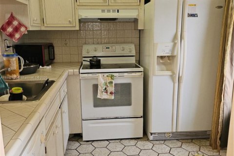 Condo in Lauderdale Lakes, Florida, 2 bedrooms  № 1954153 - photo 1