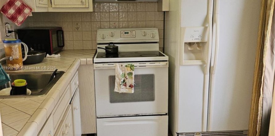 Condo in Lauderdale Lakes, Florida, 2 bedrooms № 1954153