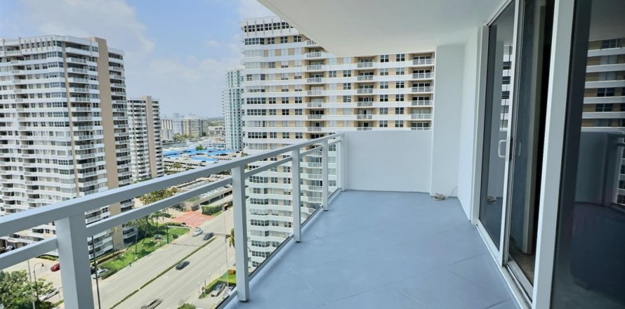 Condo in Hallandale Beach, Florida, 2 bedrooms № 1104618