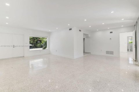 Снять в аренду виллу или дом в Серфсайд, Флорида 5 спален, 155.52м2, № 1975219 - фото 9