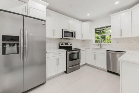 Снять в аренду виллу или дом в Серфсайд, Флорида 5 спален, 155.52м2, № 1975219 - фото 4