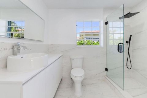 Снять в аренду виллу или дом в Серфсайд, Флорида 5 спален, 155.52м2, № 1975219 - фото 13