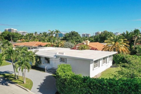 Снять в аренду виллу или дом в Серфсайд, Флорида 5 спален, 155.52м2, № 1975219 - фото 1