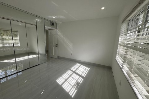 Снять в аренду виллу или дом в Серфсайд, Флорида 5 спален, 155.52м2, № 1975219 - фото 20