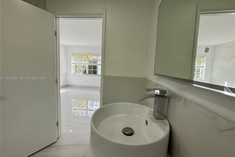 Снять в аренду виллу или дом в Серфсайд, Флорида 5 спален, 155.52м2, № 1975219 - фото 15