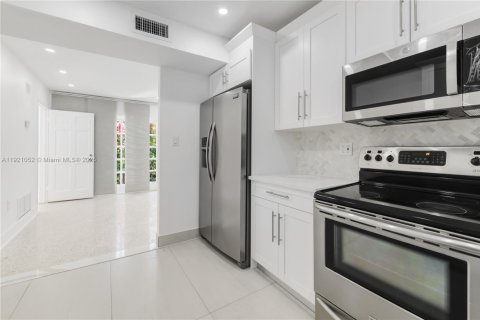 Снять в аренду виллу или дом в Серфсайд, Флорида 5 спален, 155.52м2, № 1975219 - фото 5