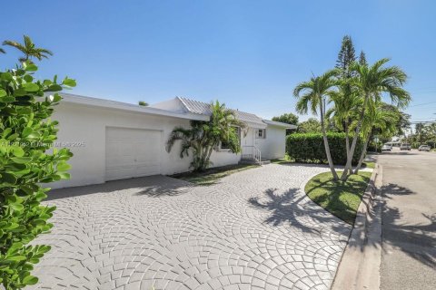 Снять в аренду виллу или дом в Серфсайд, Флорида 5 спален, 155.52м2, № 1975219 - фото 3