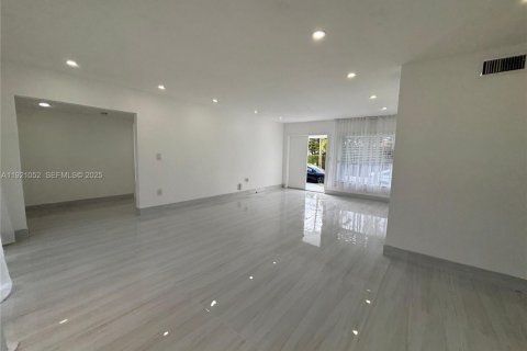 Снять в аренду виллу или дом в Серфсайд, Флорида 5 спален, 155.52м2, № 1975219 - фото 12