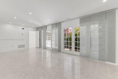 Снять в аренду виллу или дом в Серфсайд, Флорида 5 спален, 155.52м2, № 1975219 - фото 10