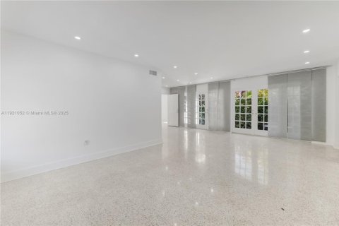 Снять в аренду виллу или дом в Серфсайд, Флорида 5 спален, 155.52м2, № 1975219 - фото 6