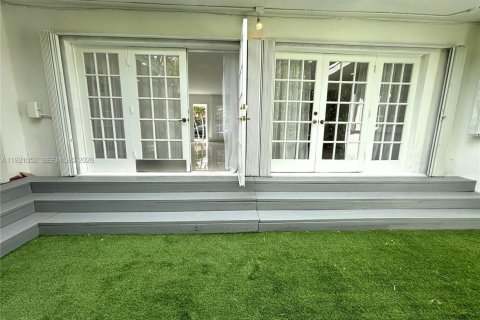 House in Surfside, Florida 5 bedrooms, 173.91 sq.m. № 1975219 - photo 30