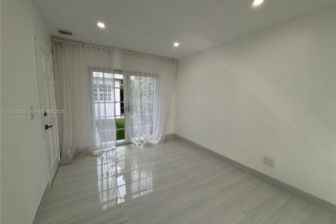 Снять в аренду виллу или дом в Серфсайд, Флорида 5 спален, 155.52м2, № 1975219 - фото 11