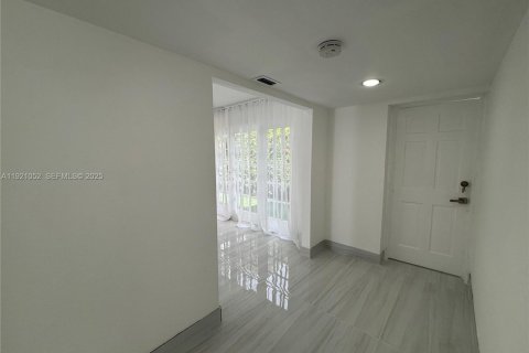 Снять в аренду виллу или дом в Серфсайд, Флорида 5 спален, 155.52м2, № 1975219 - фото 21