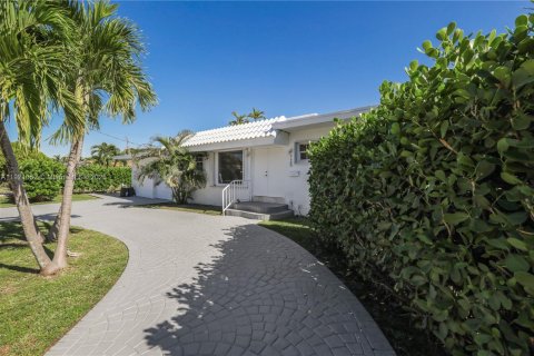 Снять в аренду виллу или дом в Серфсайд, Флорида 5 спален, 155.52м2, № 1975219 - фото 2