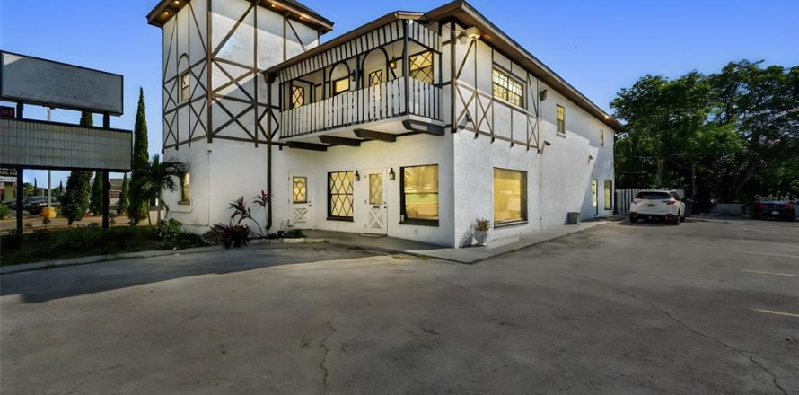 Commercial property in Tampa, Florida 445.19 sq.m. № 2111859