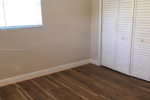 House in Hollywood, Florida 2 bedrooms, 107.4 sq.m. № 1874990 - photo 13