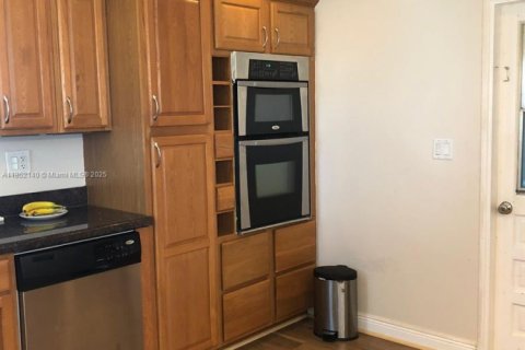 House in Hollywood, Florida 2 bedrooms, 107.4 sq.m. № 1874990 - photo 8