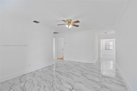 Casa en venta en Lauderhill, Florida, 3 dormitorios, 128.39 m2 № 1965550 - foto 5