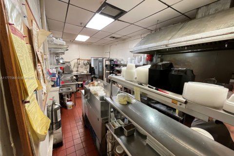 Propiedad comercial en venta en Tamarac, Florida № 1868386 - foto 11