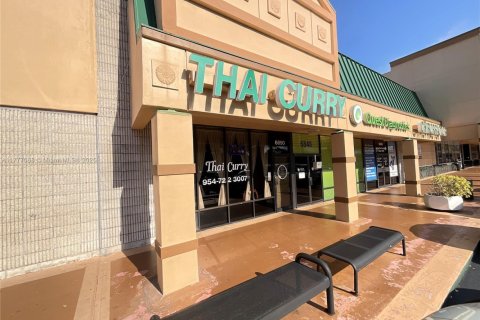 Propiedad comercial en venta en Tamarac, Florida № 1868386 - foto 1