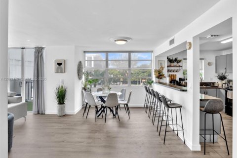 Condominio en venta en Aventura, Florida, 2 dormitorios, 120.77 m2 № 2353743 - foto 2