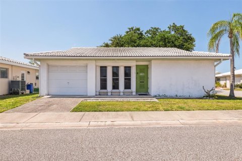 House in Pinellas Park, Florida 2 bedrooms, 104.52 sq.m. № 1202078 - photo 1