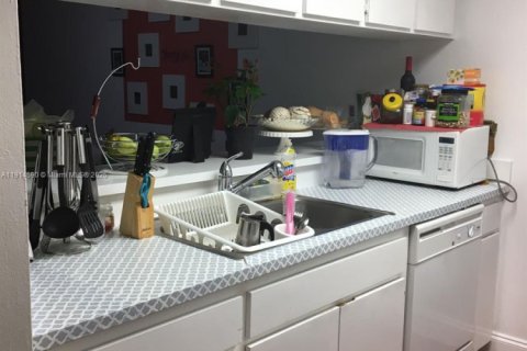 Снять в аренду кондоминиум в Дорал, Флорида 1 спальня, 65.96м2, № 1970088 - фото 4