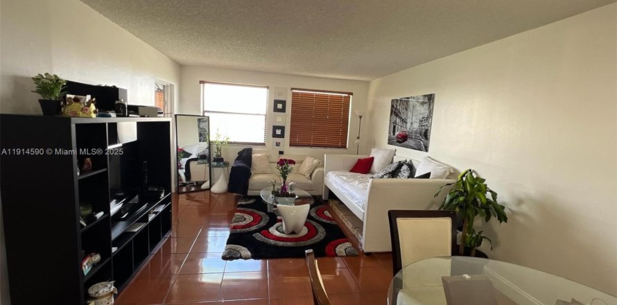 Кондоминиум с 1 спальней в Дорал, Флорида № 1970088