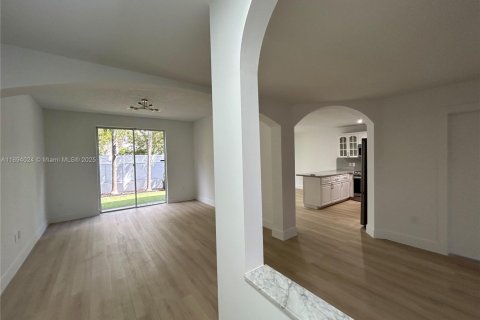 Touwnhouse à louer à Miami, Floride: 3 chambres, 166.3 m2 № 1947166 - photo 7