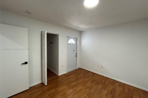 Touwnhouse à louer à Miami, Floride: 3 chambres, 166.3 m2 № 1947166 - photo 28