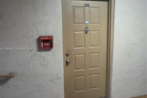 Condominio en alquiler en Miami, Florida, 4 dormitorios, 119.1 m2 № 2030271 - foto 6