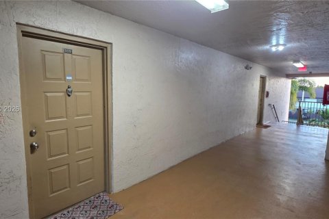 Condominio en alquiler en Miami, Florida, 4 dormitorios, 119.1 m2 № 2030271 - foto 5