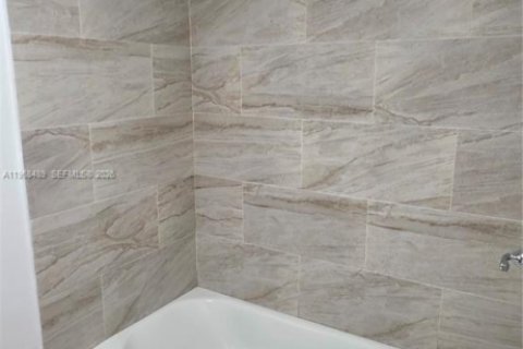 Condominio en alquiler en Miami, Florida, 4 dormitorios, 119.1 m2 № 2030271 - foto 11