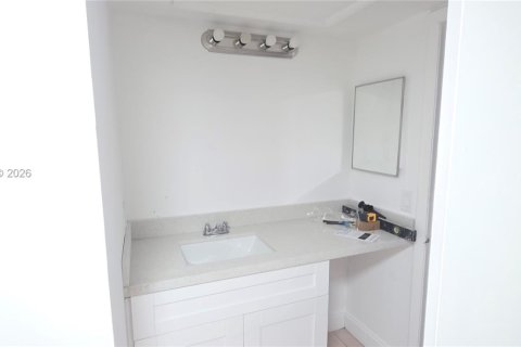 Condominio en alquiler en Miami, Florida, 4 dormitorios, 119.1 m2 № 2030271 - foto 12