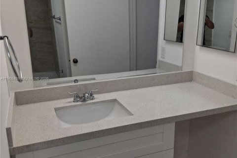 Condominio en alquiler en Miami, Florida, 4 dormitorios, 119.1 m2 № 2030271 - foto 21