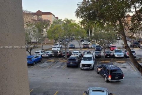 Condominio en alquiler en Miami, Florida, 4 dormitorios, 119.1 m2 № 2030271 - foto 3